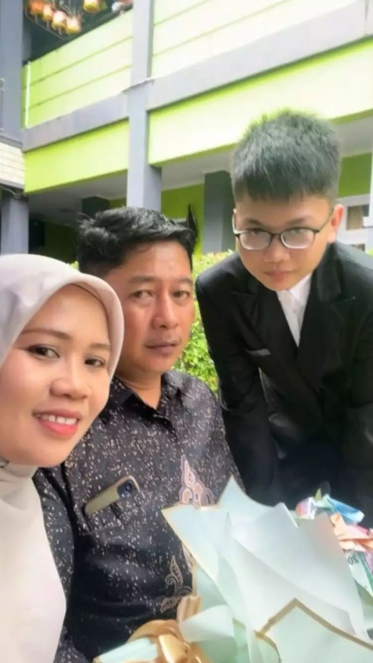 Namun pada momen wisuda itu, netizen justru salah fokus pada suami Sus Rini.