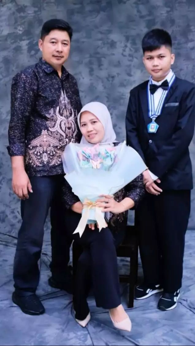 Bahkan beberapa menyebut suami Sus Rini mirip dengan penyanyi sekaligus politikus, Pasha ungu.