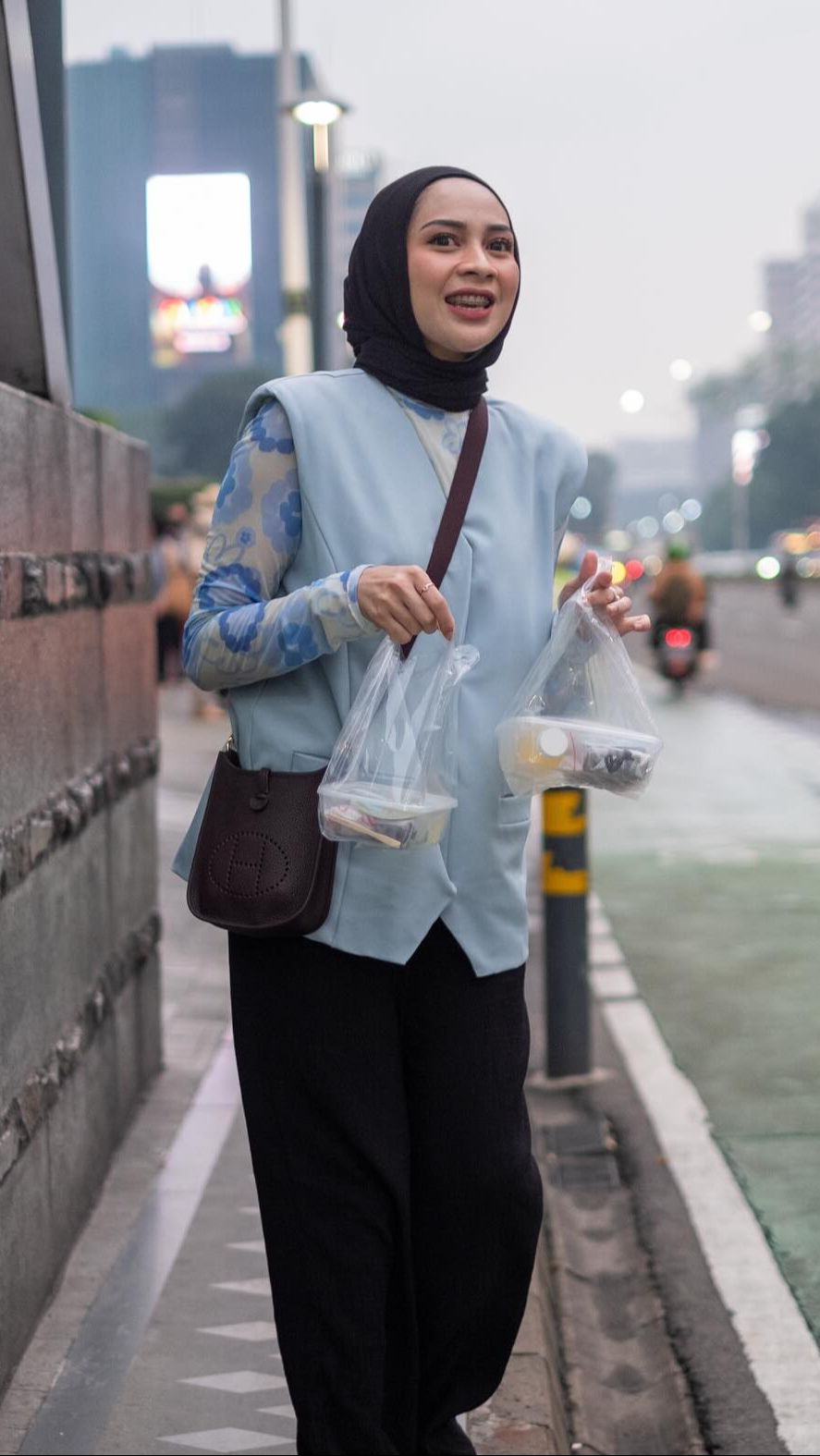 Hal itu pun membuat netizen merasa kesal lantaran pernah membela ibu satu anak tersebut.