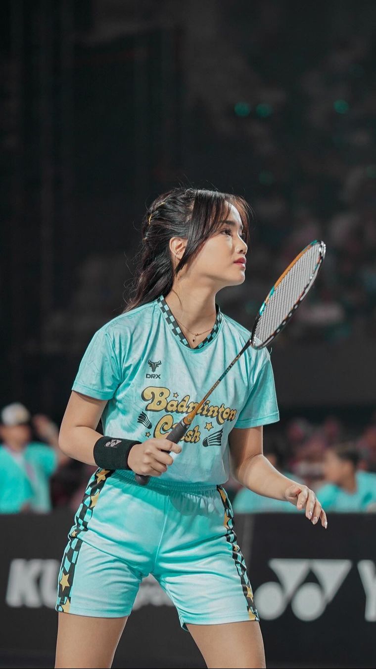 Fuji tampil cantik dengan rambut dihias pita di malam pertandingan tersebut.