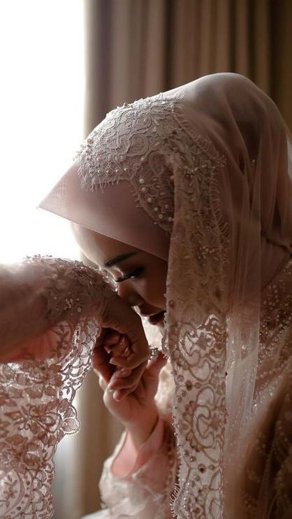 Dea nampak anggun mengenakan baju berwarna pink lengkap dengan veil.