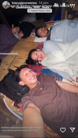 Ia bahkan rela tidur berdesakan dengan para kru yang merekam aktivitasnya.