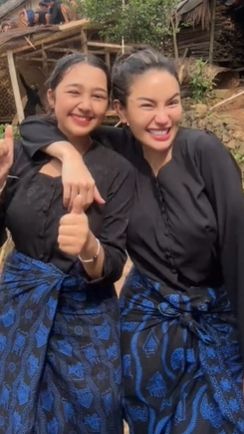 Di Badul Luar, Niki tampil cantik dengan baju adat seperti yang dipakai Sarti.