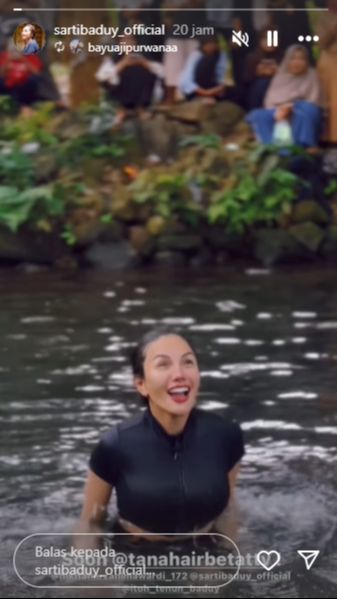 Bahkan, Niki juga rela mandi di telaga bareng Sarti dan beberapa orang lainnya.
