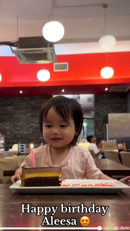 Momen Manis Orangtua Rayakan Ulang Tahun Anak, Reaksi Putrinya Bikin Hati Tersentuh