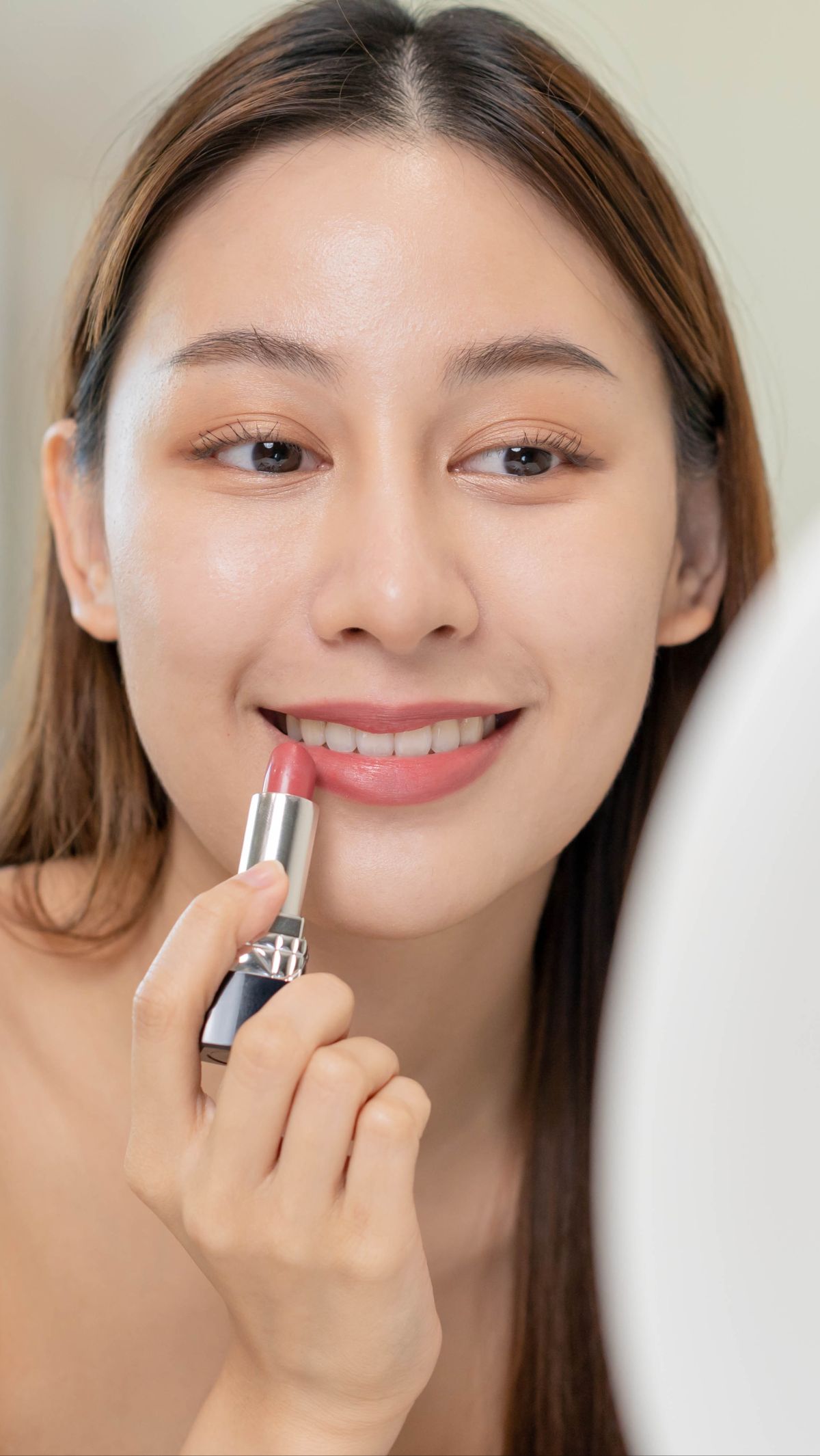 Lipstik Celup Bedak Jadi Trik Agar Tahan Lama