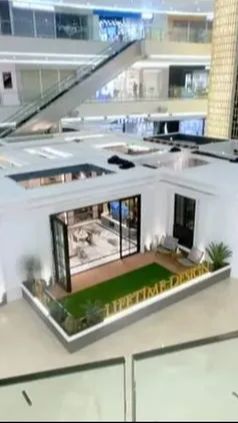 Rumah itu sengaja dibuat tanpa atap supaya pengunjung bisa melihatnya dari atas.