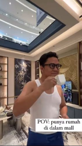 Arief Muhammad pun tampak memamerkan penampakan rumah barunya tersebut.