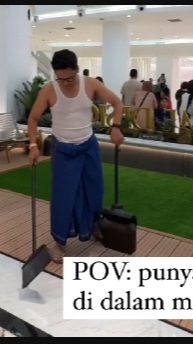 Arief tampil santai dengan singlet dan sarung berwarna biru.
