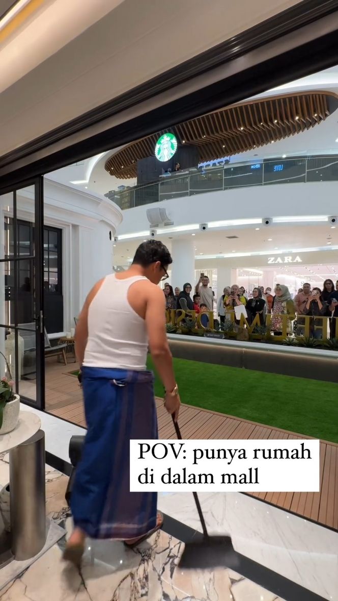 Suami Tiara Pangestika itu pun terlihat menyapu area teras. Tentu saja hal itu langsung jadi tontonan pengunjung mall.
