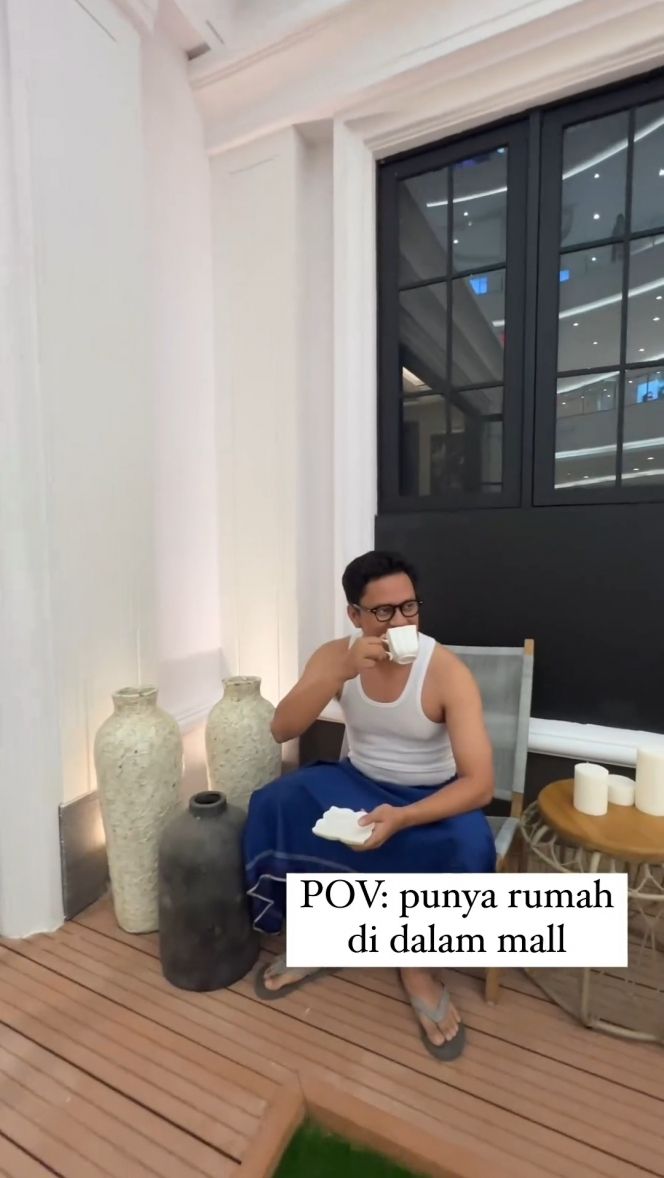 Arief juga tampak santai meminum kopi dari cangkir sembari duduk di teras rumahnya.