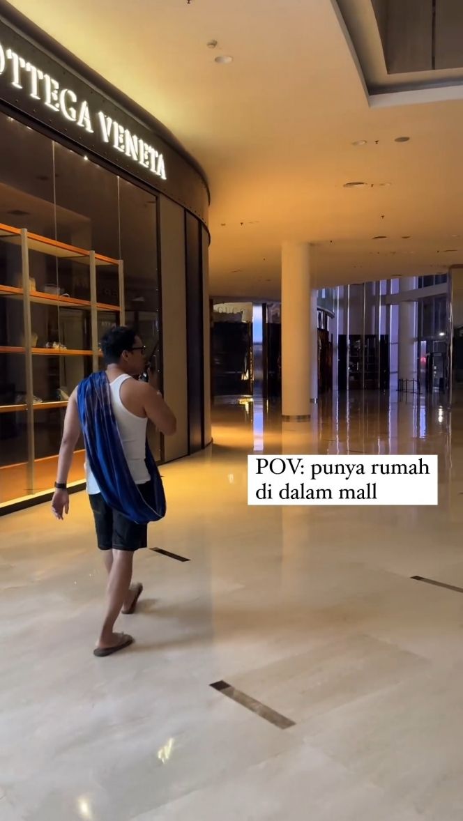 Tak hanya itu, ia juga terlihat berjalan-jalan di area mall hanya dengan singlet dan celana pendek serta sarung.