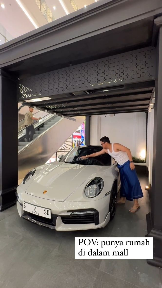 Tak lupa, Arief juga memamerkan sebuah mobil mewah yang berada di garasi rumahnya.