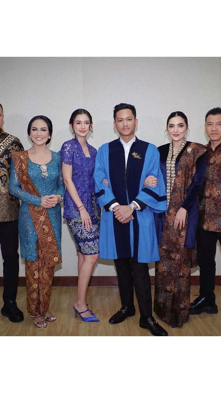 Azriel Hermansyah kini telah menyelesaikan kuliah S1 di Binus University.
