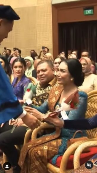 Momen wisuda itu juga bertambah haru ketika Azriel memberikan masing-masing bunga untuk kedua ibunya tersebut.