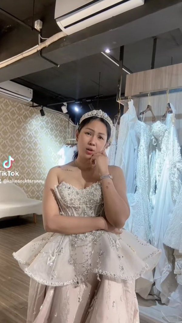 Bahkan Kalina juga sempat membagikan momen saat mencoba gaun pengantin.