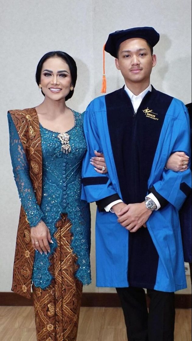 Trending, 10 Potret Detik-Detik Azriel Datangi & Peluk Krisdayanti Saat Wisuda, Semua Orang Berurai Air Mata