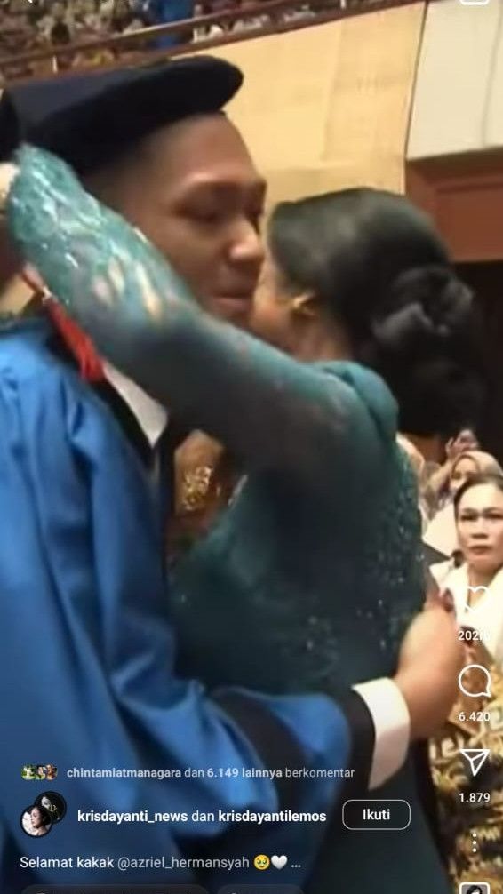 Diva tersebut sampai tak bisa menahan tangis haru sekaligus bangga pada pencapaian Azriel.
