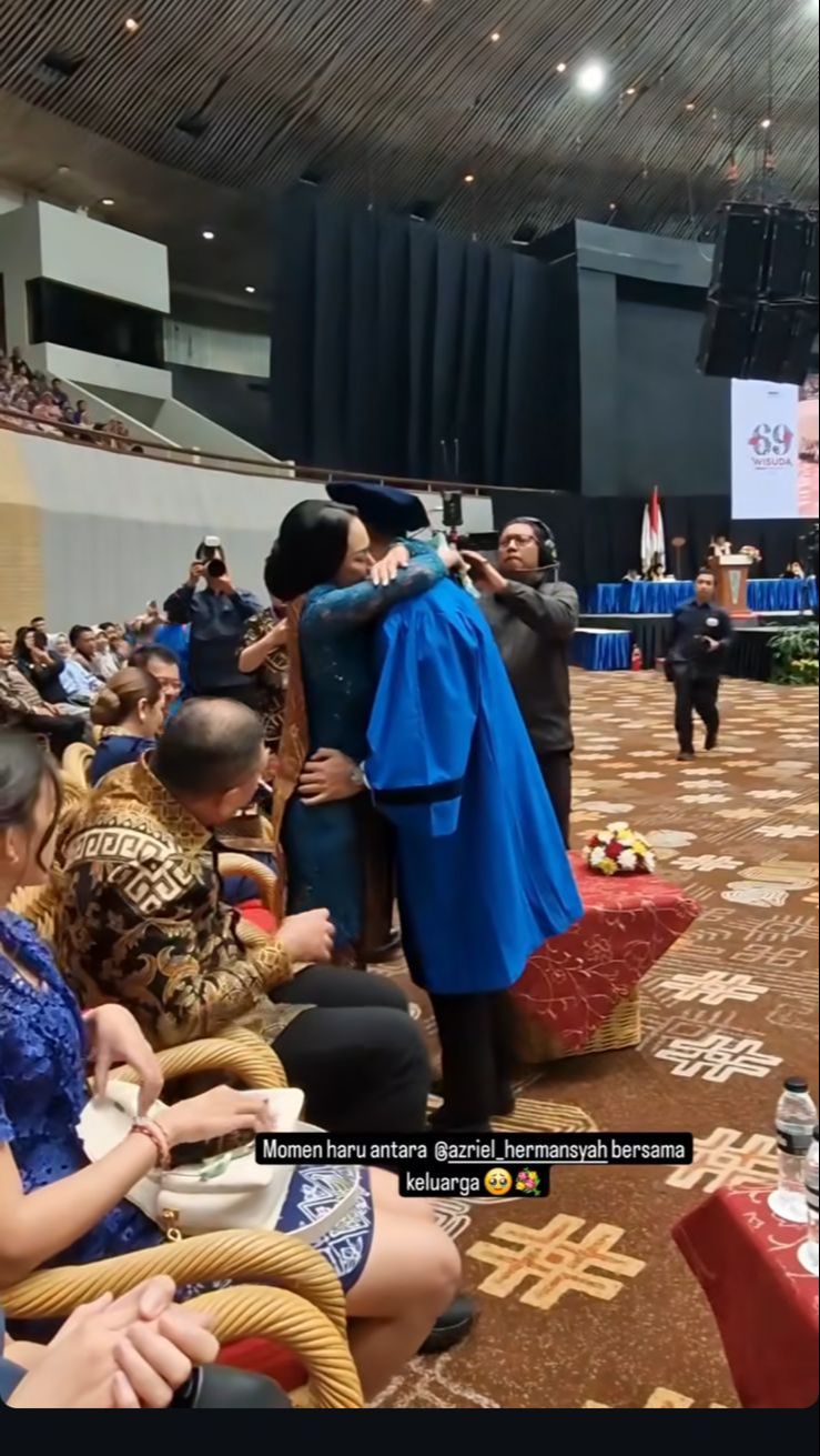 Suluruh hadirin seketika menatap momen haru tersebut.