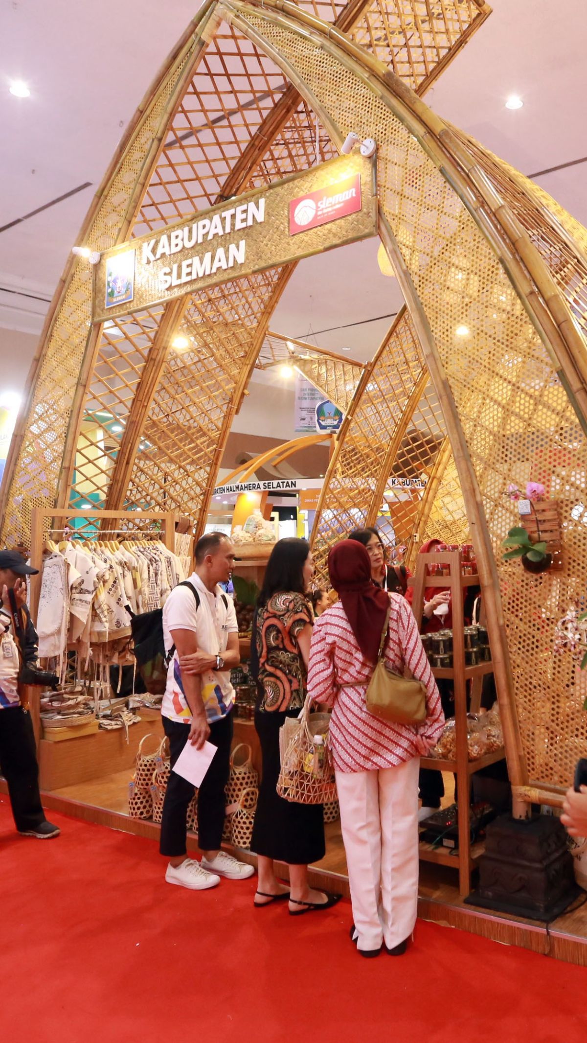 Keunikan juga terlihat dari booth Sleman yang membuat hiasan stand dari rajutan bambu.
