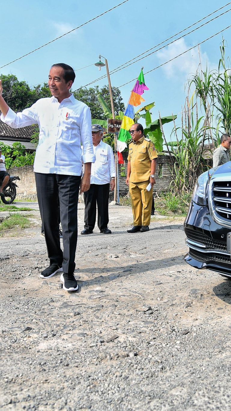 Lagi-Lagi Jalanan di Lampung Rusak Parah, Jokowi Sampai Turun Mobil