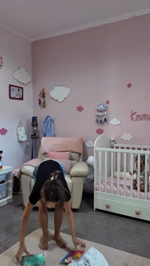 Kamar itu berdesain serba pink dengan berbagai pernak-pernik lucu.