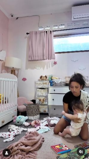 Di kamar itu terdapat sebuah kasur bayi, lemari baju kamari, dan perabotan untuk kebutuhan bayi pada umumnya.