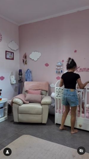 Di samping box bayi terdapat sebuah sofa empuk untuk dipakai Jennifer ketika menyusui putrinya.