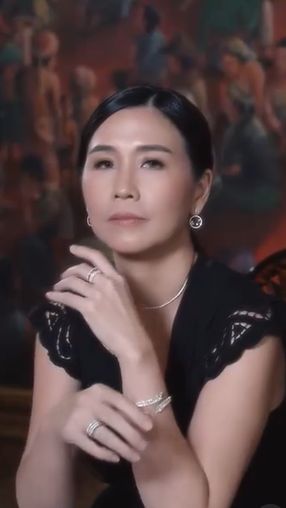 Kini Veronica masih betah sendiri dan memilih menjadi seorang ibu tunggal dari ketiga anaknya.