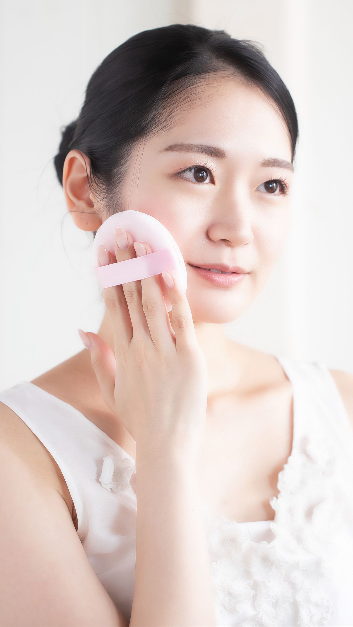 Bedak jadi Cakey Setelah Diambil dengan Alat Makeup Basah? Selotip Solusinya