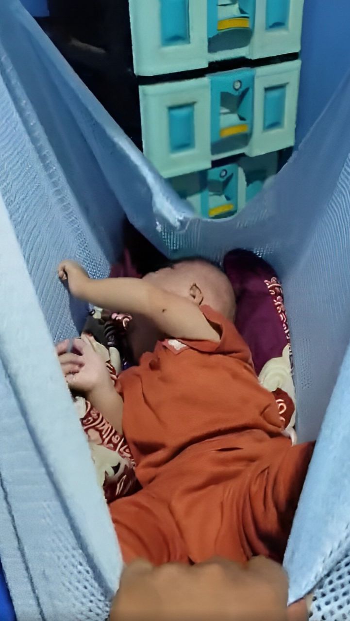 Bukan Pakai Nina Bobo, Bayi Ini Langsung Lelap dengan Suara Penjual Besi