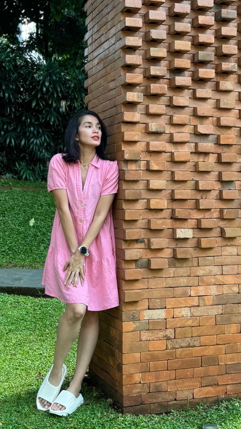 Artis cantik berusia 43 tahun itu terlihat bak seorang remaja muda yang sedang menikmati masa liburan.