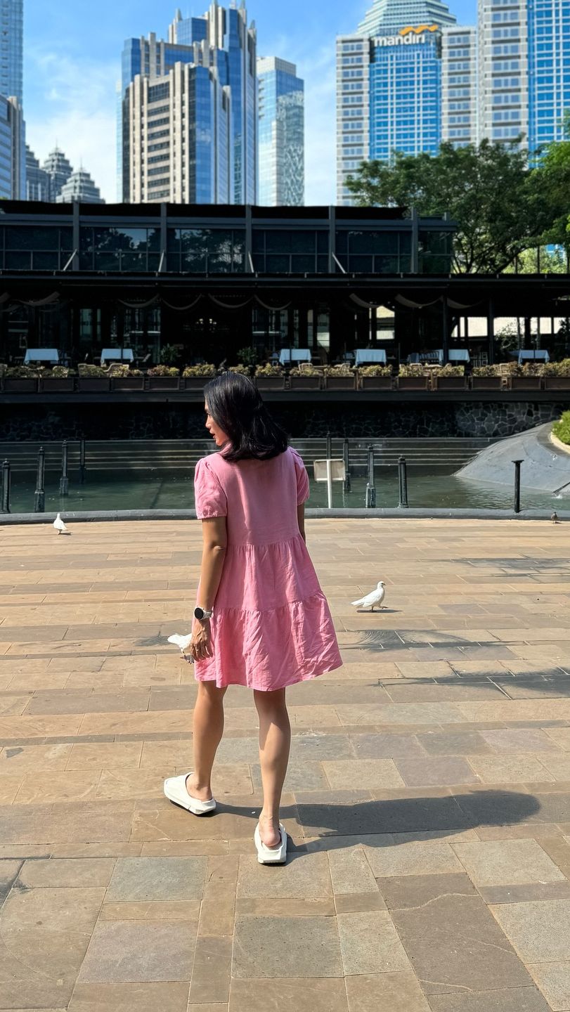 Tak hanya itu, Ussy juga melengkai penampilannya dengan dress kekinian yang membuatnya semakin mencuri perhatian.
