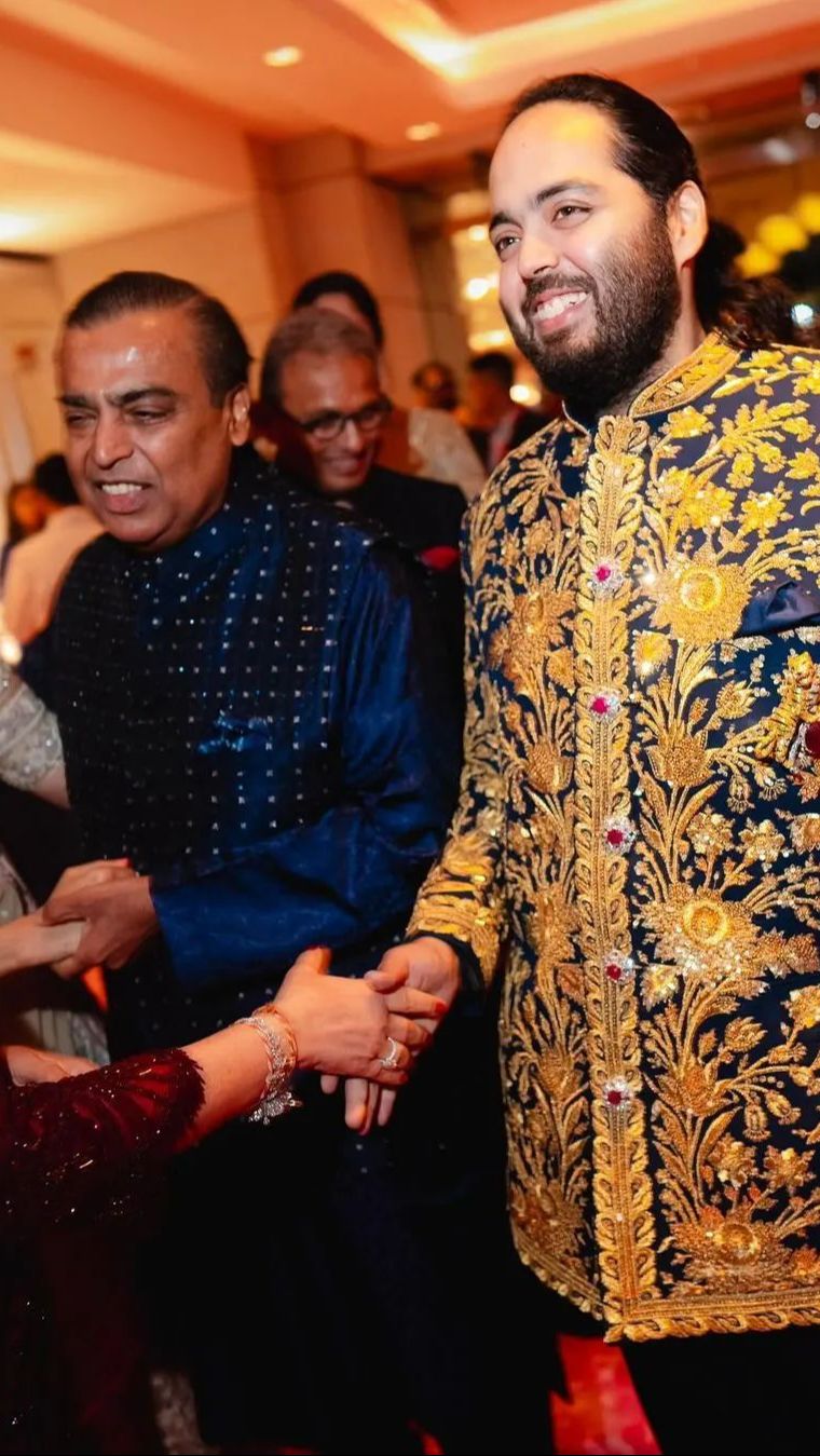 Anant Ambani adalah putra ketiga dari Mukesh Ambani dan Nita Ambani, pemilik Reliance Industry.