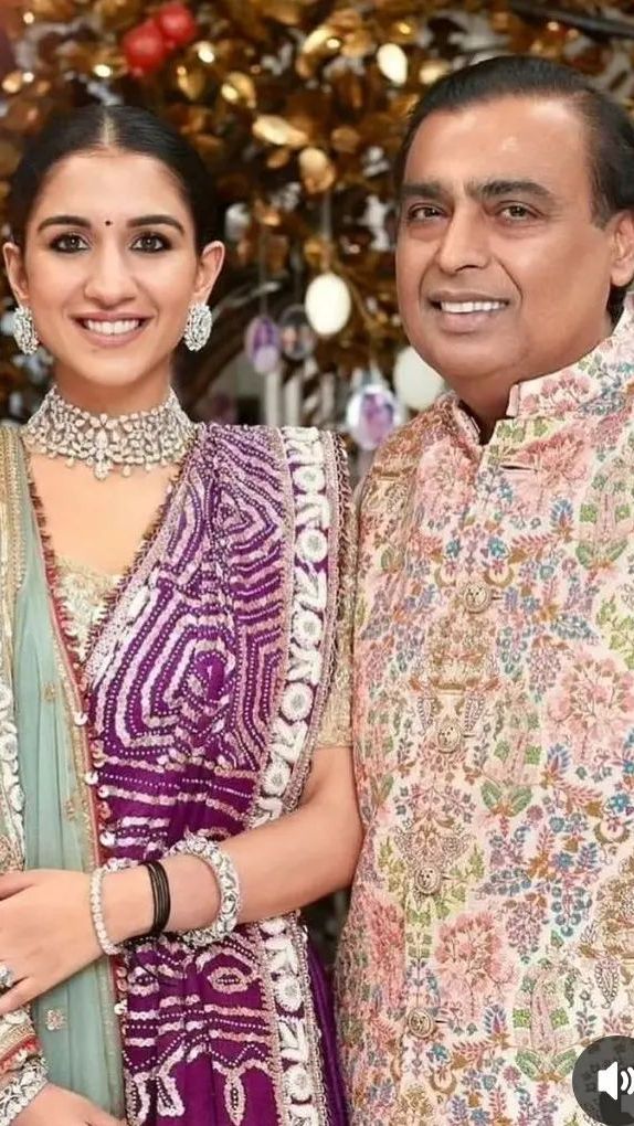 Sementara Radhika Merchant merupakan anak perempuan dari pebisnis Viren Merchant, seorang CEO dan Wakil Ketua Encore Healthcare.