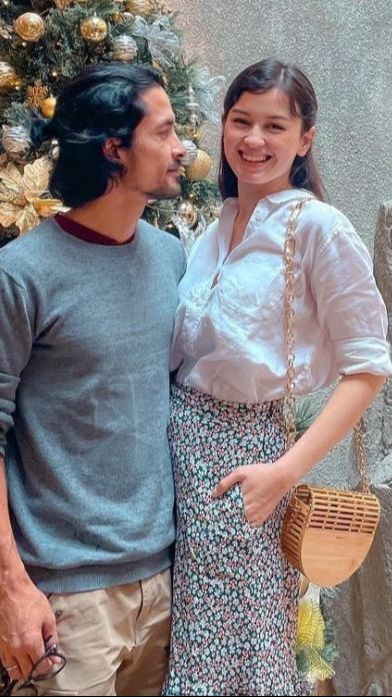 Mereka sempat menjalani hubungan jarak jauh ketika Kimberly harus menempuh pendidikan Master (S2) di London, Inggris.