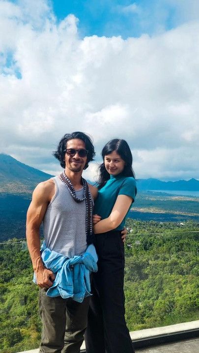 Sebab pernikahan pasangan selebriti itu selalu jadi panutan dan jauh dari gosip miring.