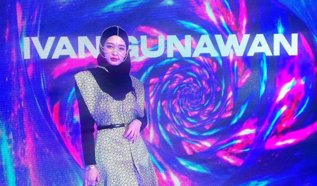 Penampilan Elegan dengan Sentuhan Silver