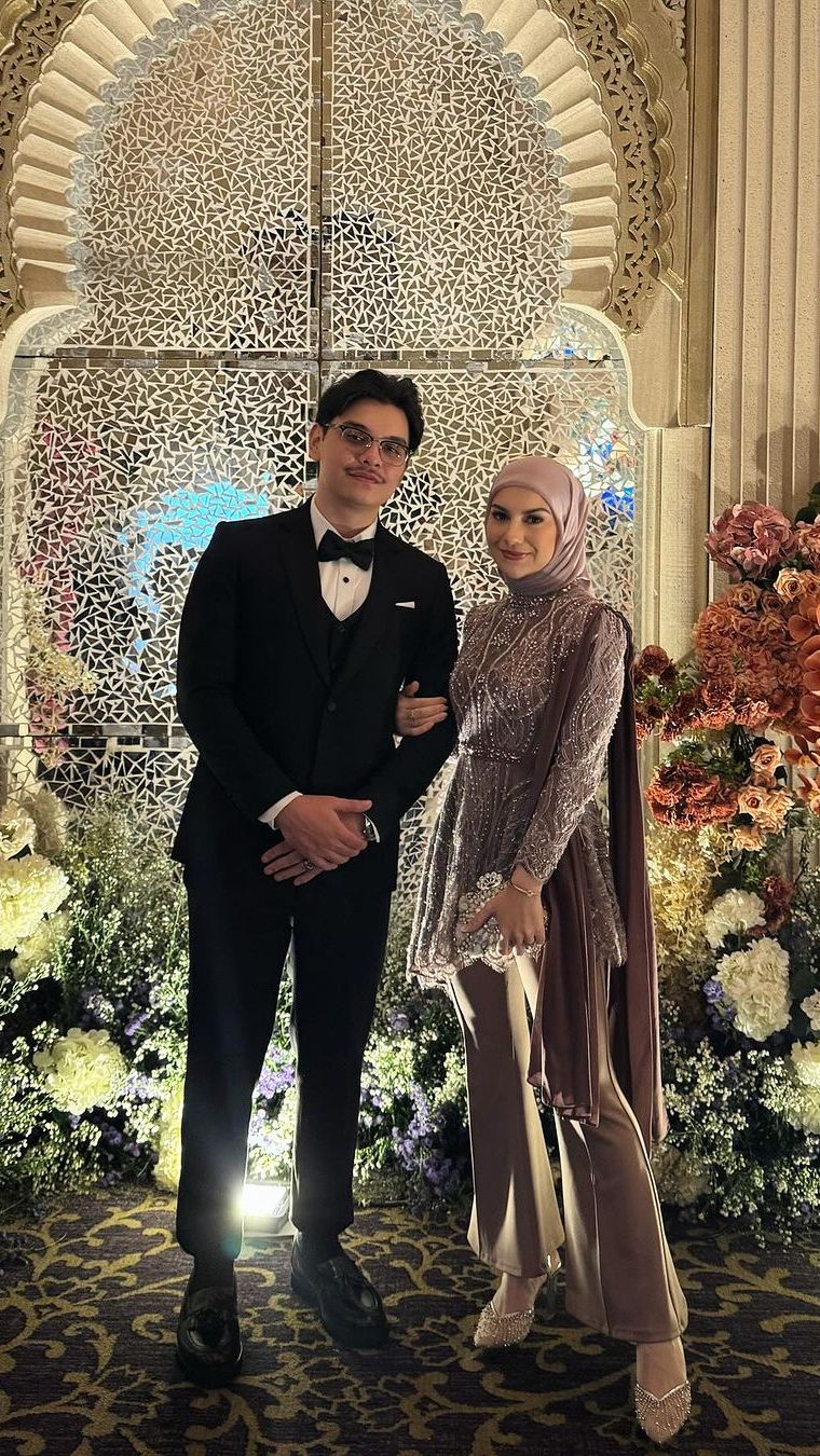 Kakak dan adik ini terlihat serasi jadi partner kondangan.