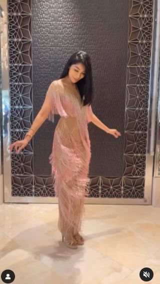 Lalu ia mengenakan fringe gown pink yang cantik yang juga hasil rancangan desainer Indonesia, Anaz.