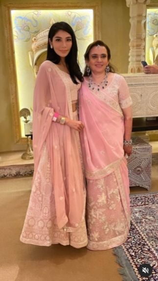 Ia juga berfoto dengan tuan rumah dan beberapa aktris India yang terkenal.