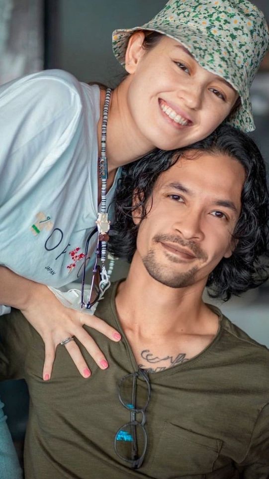 Mereka telah membangun rumah tangga selama enam tahun.