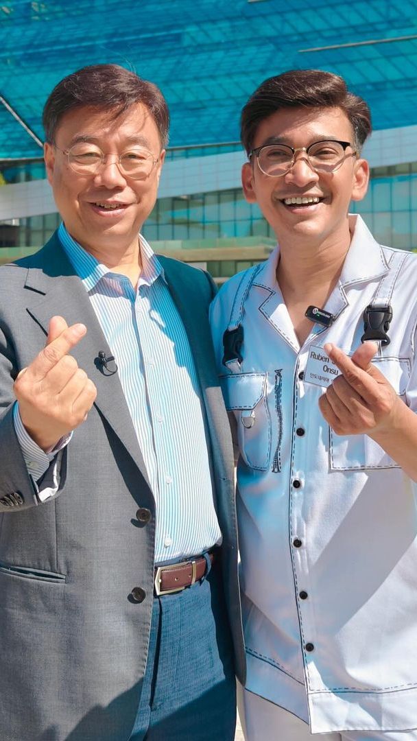Dalam salah satu foto, Ruben dan Walikota Seongnam terlihat berpose dengan gaya finger heart.