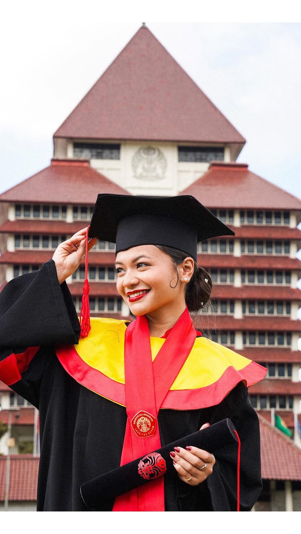 Lulusan Sarjana Hukum Universitas Indonesia itu pun mengaku bahagia lantaran tak menyangka jika dirinya ikut menjadi bridesmaid bersama sahabat Aaliyah yang lain.