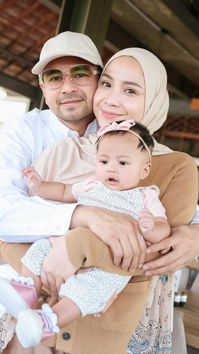 8 Potret Terbaru Nagita Slavina Yang Dirumorkan Hamil Lagi, Rafathar Keceplosan Elus Perut Gigi