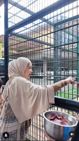 Beberapa waktu lalu, Nagita Slavina dan ketiga anaknya berjalan-jalan ke Bandung.