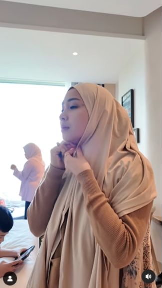 Mereka pun pergi untuk melihat-lihat banyak satwa.