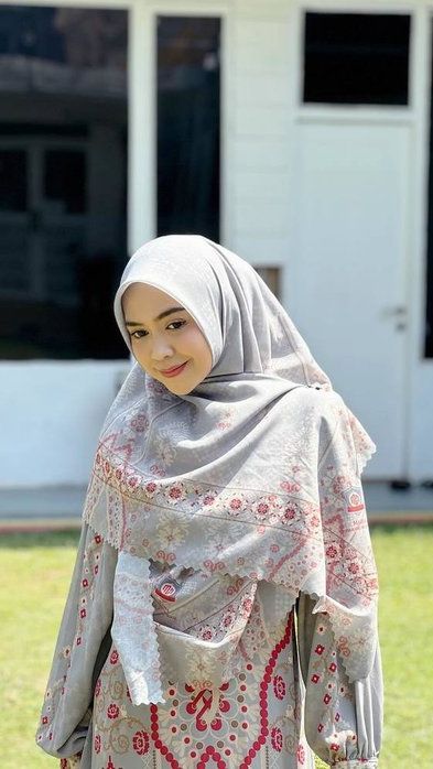 8 Potret Ria Ricis Banting Setir Jadi Guru di Sekolah PAUD, Kecantikannya Semakin Terpancar