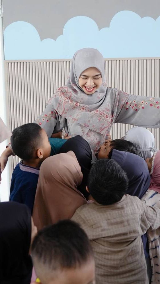 Sosok Ria Ricis yang asyik un membuat banyak anak-anak murid yang menyukainya.