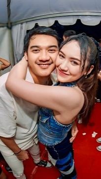 8 Potret Happy Asmara & Gilga Sahid Mesra-Mesraan Di Backstage, Dihujat Tak Tahu Malu
